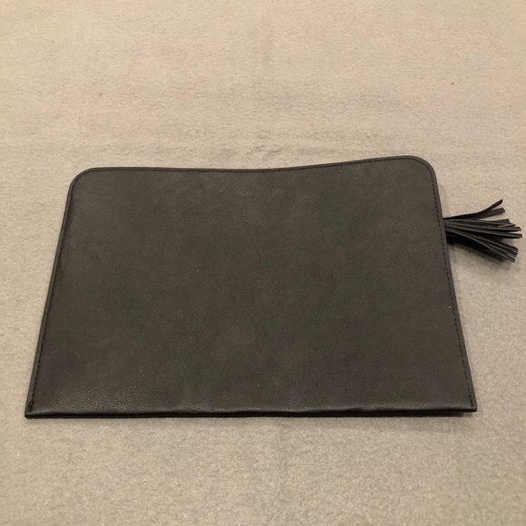 Free with 3+ Bundle - KVD Vegan Leather Makeup Bag - Picture 2 of 2